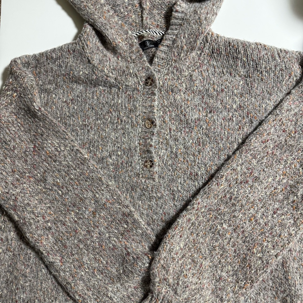 Women’s Volcom Oversized Cropped Cardigan
Size Small, Used, Excellent Condition